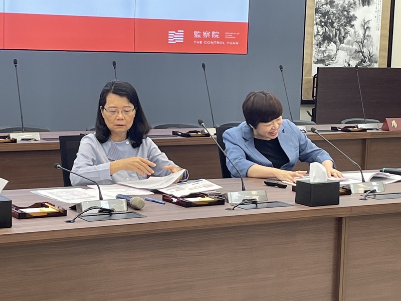 監察委員王美玉(左)、葉大華(右)17日公布監察院報告,確定彈劾前原能會主委謝曉星。(Photo by 簡嘉佑/台灣醒報)