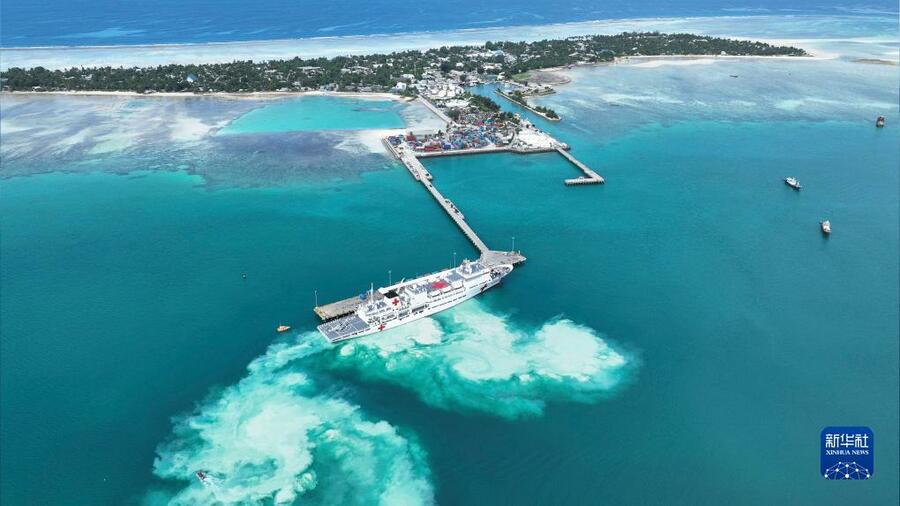 中國海軍醫療船「和平方舟」15日抵達吉里巴斯,展開軟實力外交,與美國一爭高下的意味濃厚。(photo by新華社)