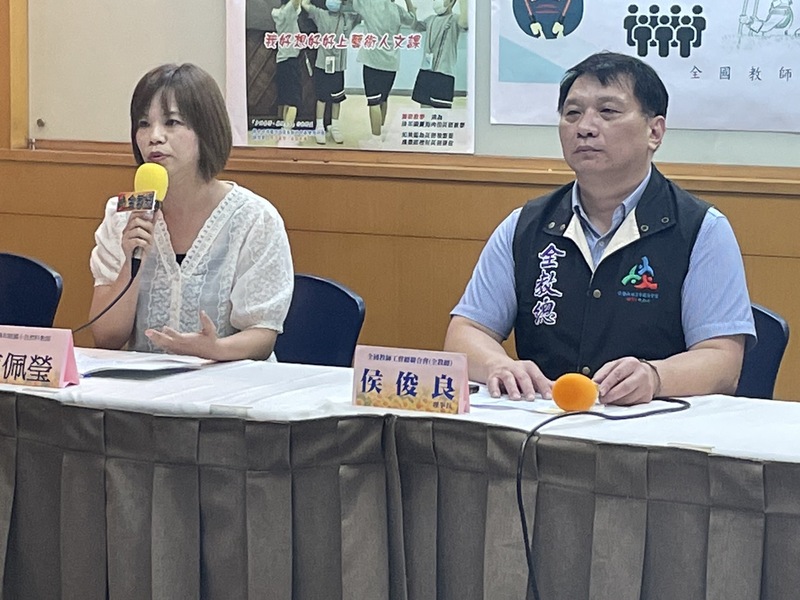 全教總理事長侯俊良(右)19日呼籲,雙語政策已造成許多教學現場的亂象,應終止錯誤的雙語政策。(Photo by 簡嘉佑/台灣醒報)