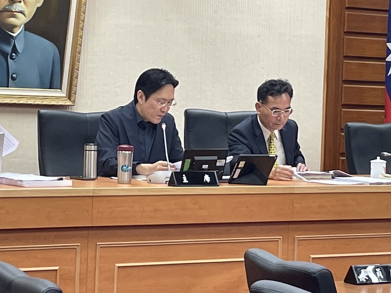 立法院20日召開臨時會審議《性平教育法》,由民眾黨立委張其祿(左)主持會議。(Photo by 簡嘉佑/台灣醒報)