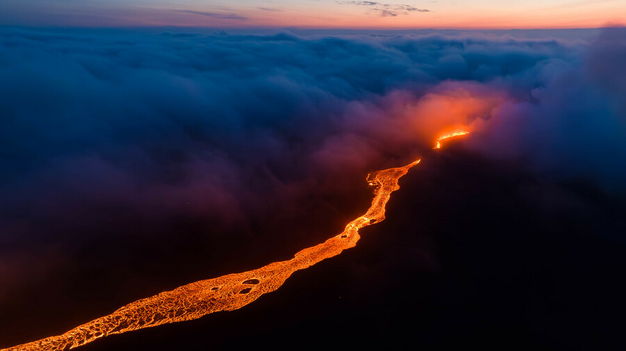 冰島西南部的火山噴發,導致該地區出現裂隙,並形成一座全新的小火山。(Photo by Anthony Quintano on Flickr under C.C. License)