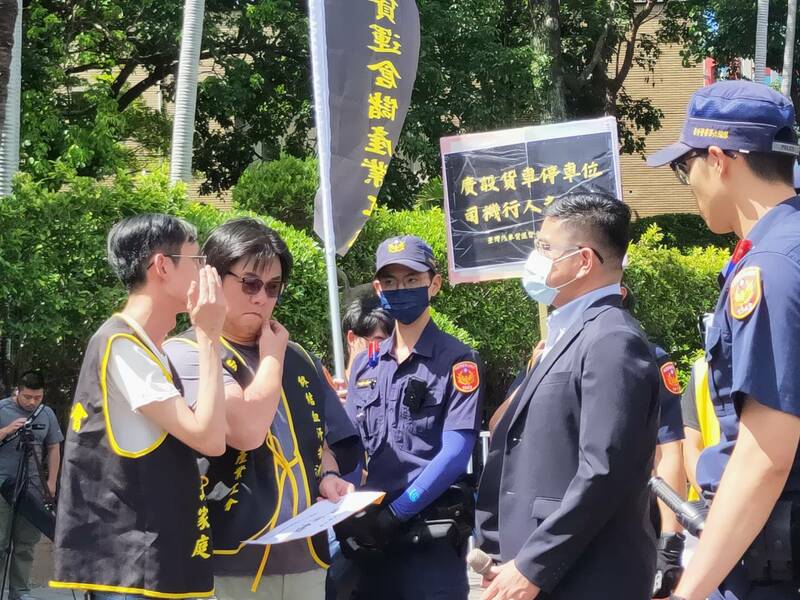 貨車司機25日在行政院門口抗議,呼籲政院要讓勞方參與「貨車違停」的配套討論會議。(Photo by 呂翔禾/台灣醒報)