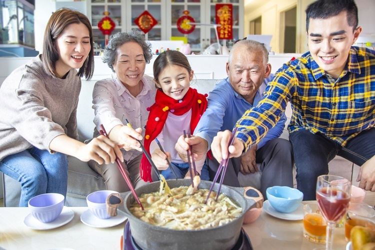 一家人吃涮涮鍋享受氣氛和美食。(網路截圖)