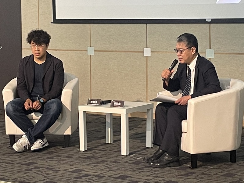 民主實驗室理事長沈柏洋(左)與兩岸交流遠景基金會執行長賴怡忠27日於「2023假訊息、網路詐騙與國家安全論壇」。(Photo by 簡嘉佑/台灣醒報)