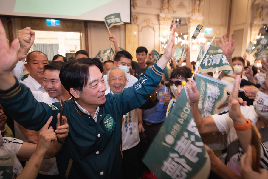 雖然賴清德目前民調多在35%左右徘徊,但學者分析,在野勢力要整合成功難度大,賴清德目前只要穩扎穩打。(賴清德臉書)