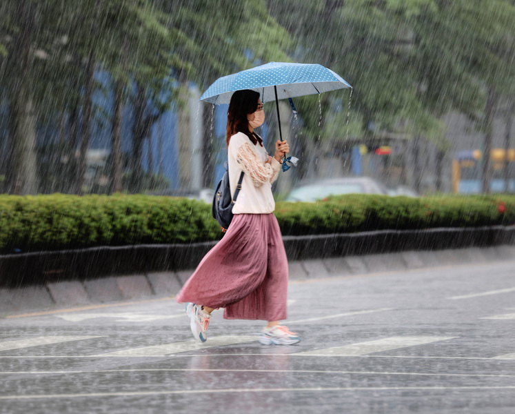中颱杜蘇芮襲台兩樣情,東部出現狂風暴雨,西部風雨甚微。(中央社)