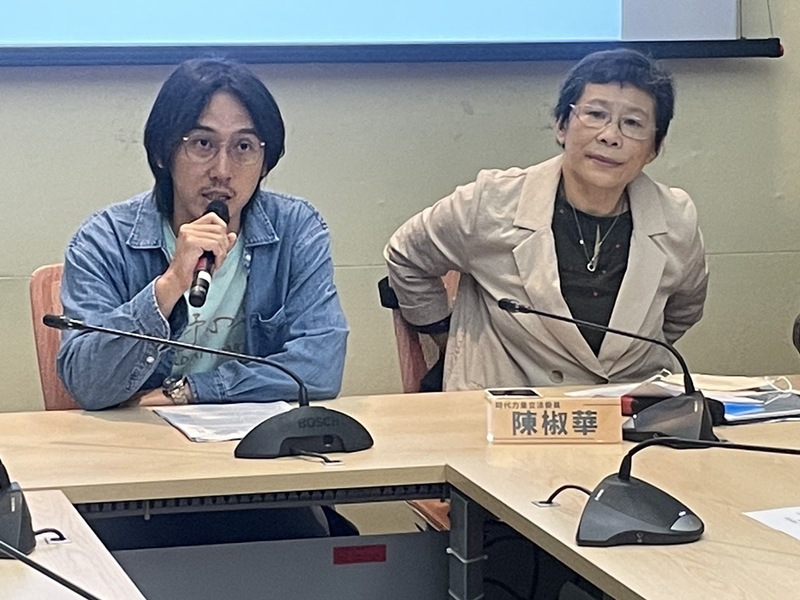 時代力量委員陳椒華(右)31日表示,環評制度是讓民眾對開發案表達意見的重要機制,但近期卻出現環保署擅改地點、突然改成視訊等狀況。(Photo by 簡嘉佑/台灣醒報)