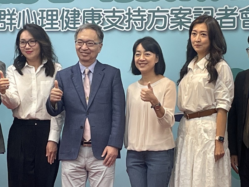 衛福部長薛瑞元(左二)31日表示推動方案,讓15到30歲的族群,每人3次免費的心理諮商,時力立委王婉諭(右二)也到場支持。(Photo by 簡嘉佑/台灣醒報)