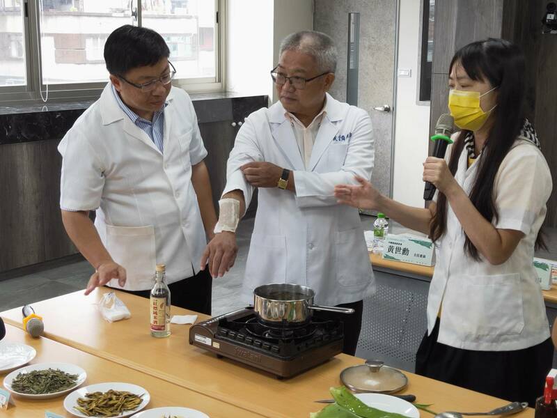 藥師公會31日召開記者會,提醒民眾防曬乳、防蚊液使用撇步,並分享自製曬傷中藥的做法。(Photo by 呂翔禾/台灣醒報)