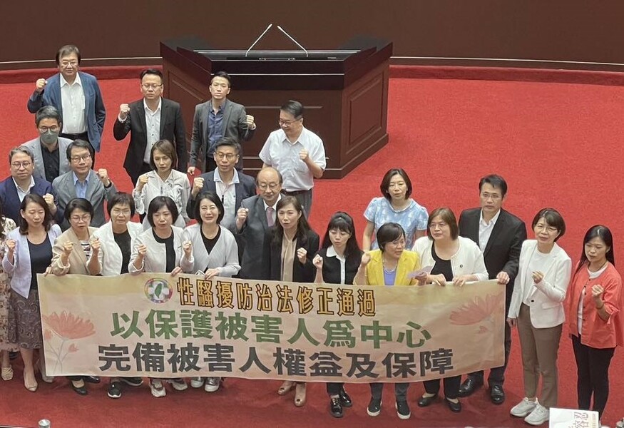 立法院31日將《性平三法》都三讀通過,未來性騷擾最高可罰100萬、關3年。(Photo from 登真-邱議瑩 臉書)