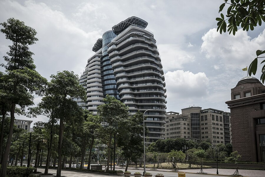 財政部統計出爐,我國持有3戶以上非自用住宅的人數減少,財政部正研擬「囤房稅」相關配套措施。(Wikimedia Commons)