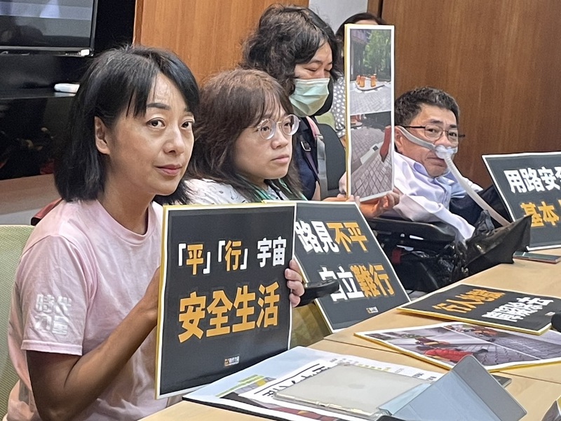 時代力量立委王婉諭(左一)1日召開記者會表示,台灣交通出現人行道與車道高低落差大、加上變電箱、交通號誌搶佔人行道等狀況。(Photo by 簡嘉佑/台灣醒報)