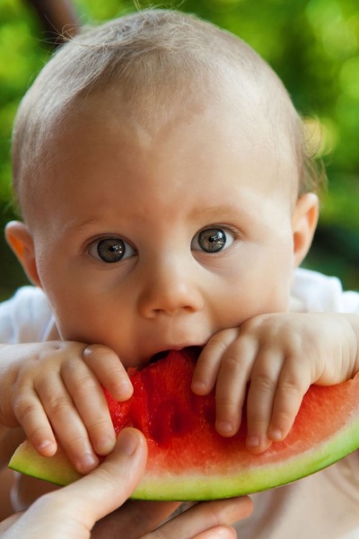 「由嬰兒主導的斷奶」(Baby-led weaning)風潮,訴求小朋友斷奶後就能自行進食。(網路截圖)