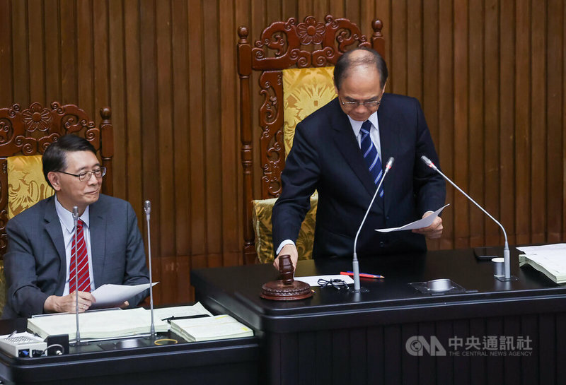 立法院會112年5月三讀修正通過公職人員選舉罷免法部分條文,明定曾犯組織犯罪防制條例之罪及洗錢等惡行,經有罪判決確定者,終身不得參選。(中央社)