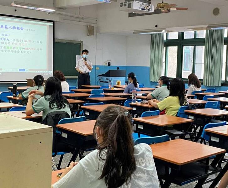 八月一日是暑假學校會計年度的開始,教授們面臨一串異動。(本報資料照片)