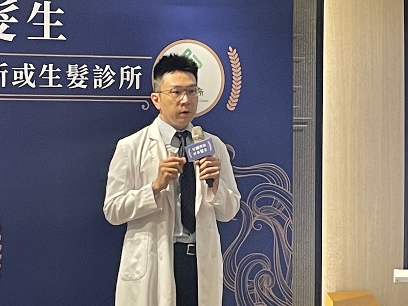 皮膚科醫師蔡宗樺2日於記者會指出,肥胖、油性肌膚或生活壓力,都是常見的禿頭原因。(Photo by 簡嘉佑/台灣醒報)