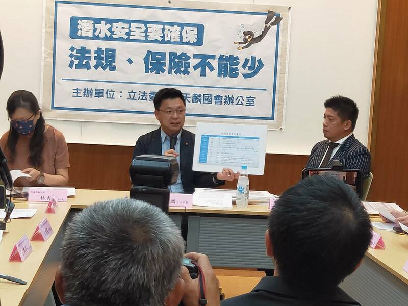民進黨立委趙天麟2日呼籲觀光局立法保障自由潛水,觀光局則承諾年底前完成修法。(Photo by 呂翔禾/台灣醒報)