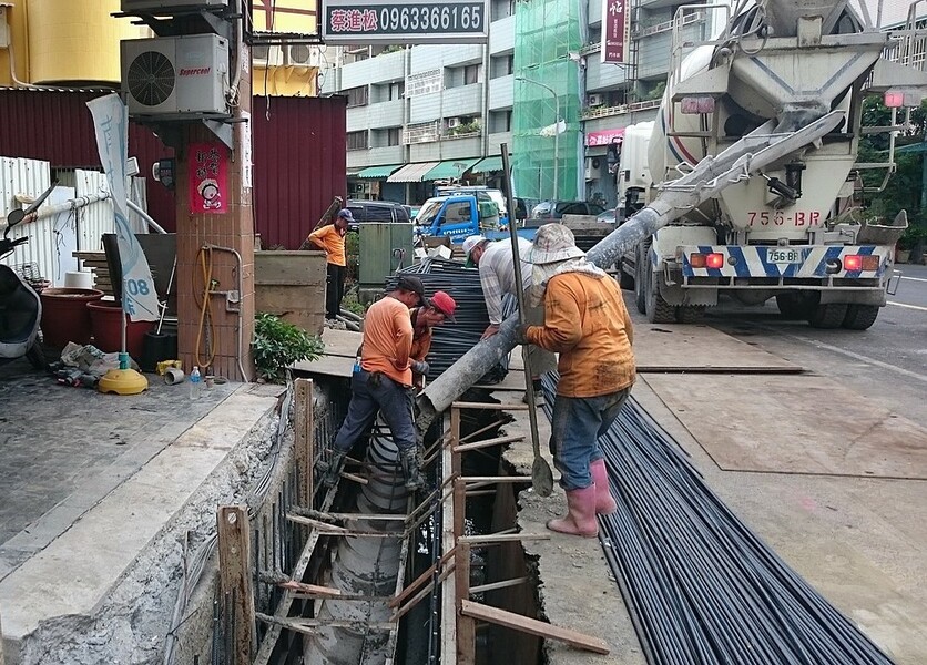 針對前瞻預算的執行進度,立委認為用預算執行率回答完工率很荒謬,學者則強調關注特別預算常態化的負債問題。(Wikimedia Commons)