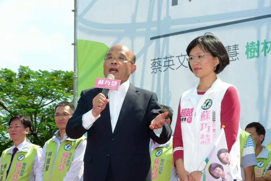 父親節將至,政治人物受訪時多強調父親對自己的教誨,並感念他們默默扛起家庭的辛勞。(蘇貞昌臉書)