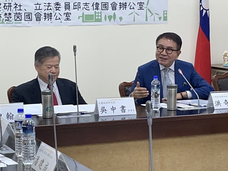 產經建研社理事長洪奇昌(右)7日舉辦淨零公聽會表示,台灣碳交易所7日上市,各企業減碳壓力愈來愈大,都出現「碳焦慮」。(Photo by 簡嘉佑/台灣醒報)