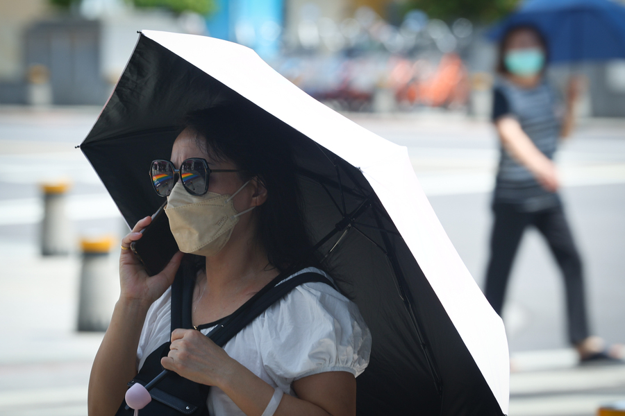 中央氣象局7日指出,宜、花、東,加上台北、新北、基隆市、桃園市與苗栗縣等8縣市都亮出高溫警戒,呼籲民眾避免非必要的外出活動。(本報資料照)