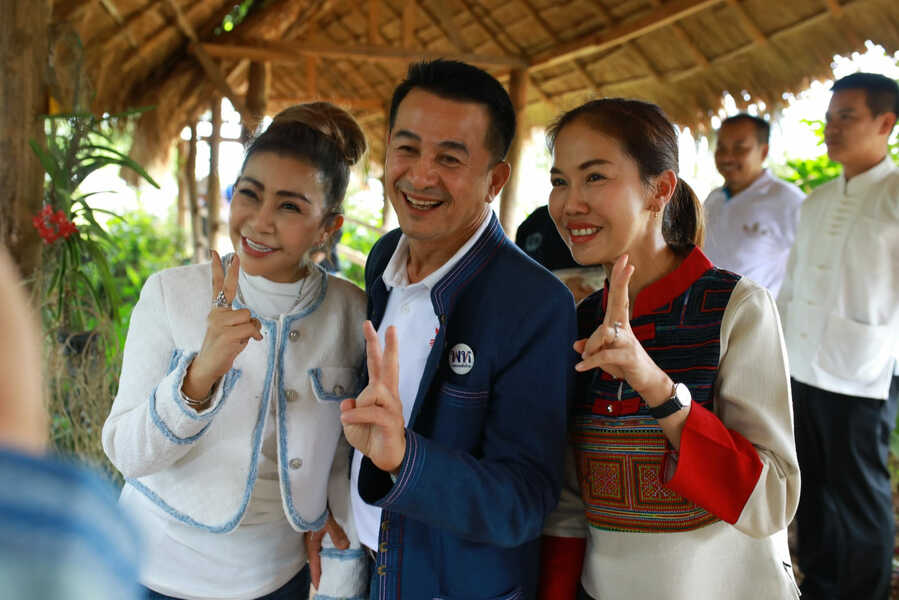 泰國第二大黨、第三大黨8日宣布籌組執政聯盟,盼能早日選初泰國新總理。圖中為為泰黨黨魁春楠(Photo from หมอชลน่านFcไม่มีดราม่า FB)