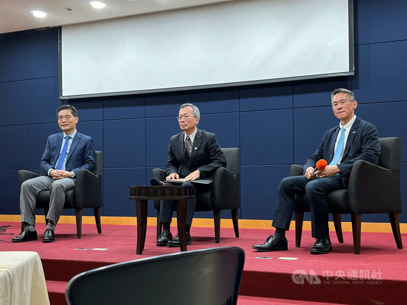 大學校長要能募款,或是不影響募款,否則就要辭職。圖為清大、政大、成大校長在「2023高教改革論壇」中,討論高教轉型與人才競爭議題。(中央社)