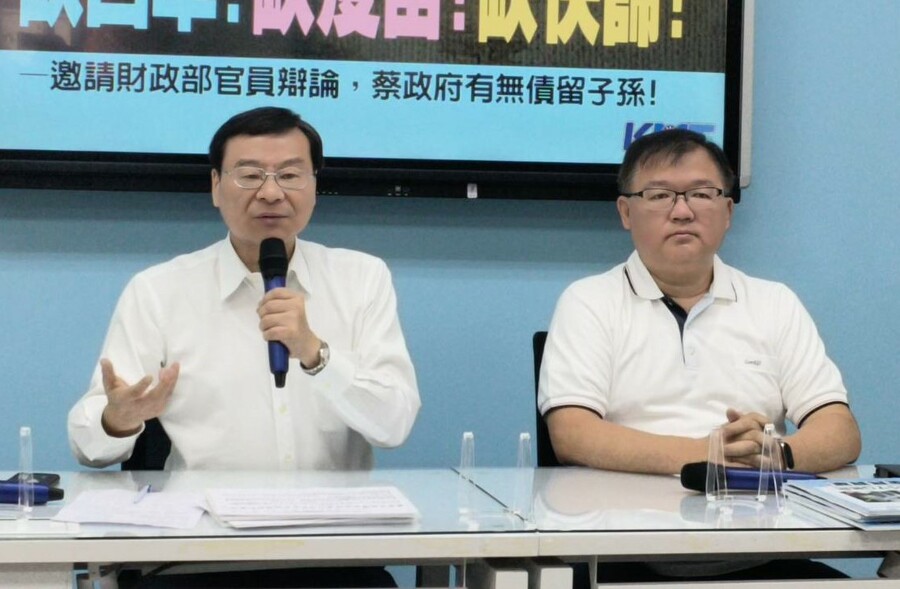 國民黨8日批評防疫紓困預算亂編列,民進黨則回應說,相關預算編列皆具正當性且符合法律規定。(國民黨團提供)