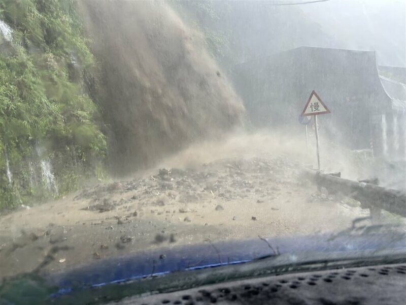 南投縣仁愛鄉本月4日雨勢不斷,鄉內多處道路出現泥流,道路邊坡沖下泥水彷彿瀑布。(民眾提供)