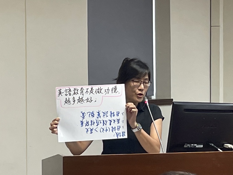 政大英語系教授劉怡君9日於記者會表示,語言學習就是此消彼長,雙語教育恐讓本土語言滅亡。(Photo by 簡嘉佑/台灣醒報)