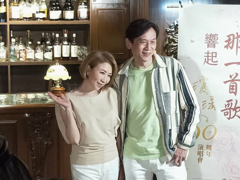 過去唱過瓊瑤主題曲的李翊君與殷正洋9日在記者會分享唱瓊瑤歌曲的回憶。(Photo by 呂翔禾/台灣醒報)