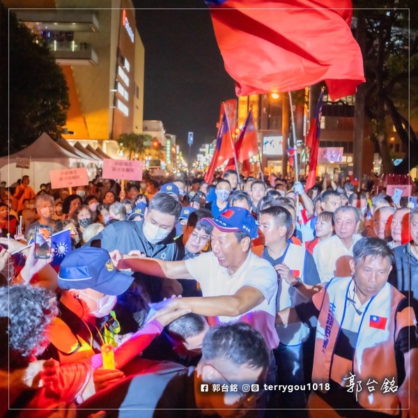 郭台銘在屏東造勢,吸引上萬人前往與會,郭董進場也受到許多民眾歡迎。(郭台銘臉書)