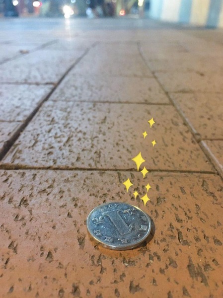 慈善家拿了這一塊錢,把募得的一塊錢丟在地上,但是眼睛仍然盯著這一塊錢。(網路截圖)