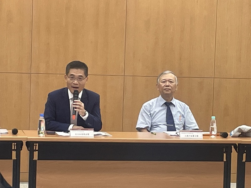 成功大學校長沈孟儒(左)、大考中心招聯會執秘王文俊(右)15日公布大學分發結果,錄取率達96.1%。(Photo by 簡嘉佑/台灣醒報)