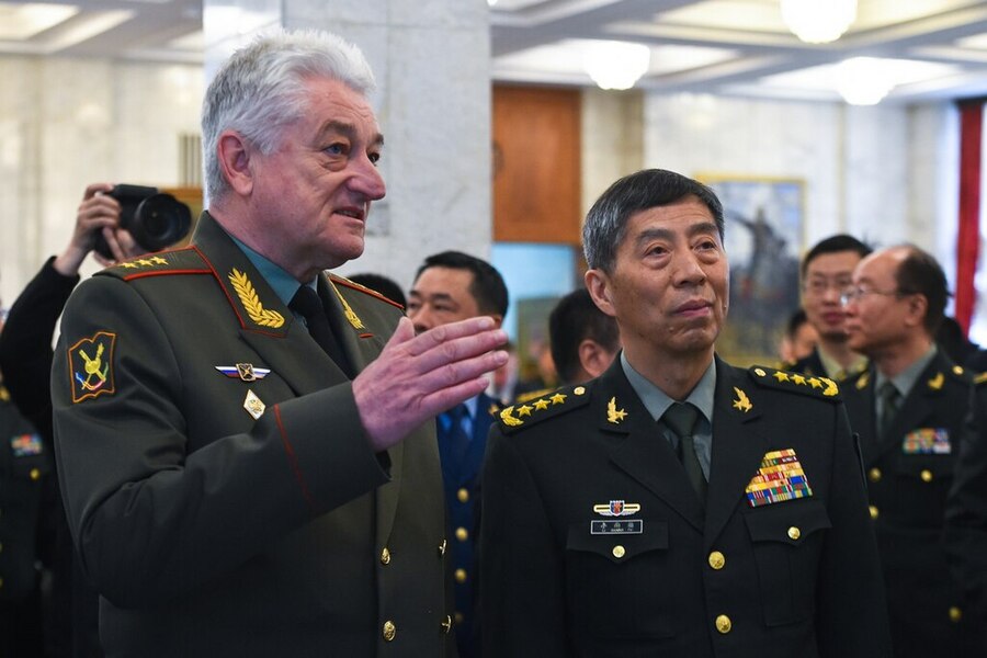 中國國防部長李尚福(右)將訪問俄羅斯與白俄羅斯,外界解讀中國對抗西方態勢更明顯。(Wikimedia Commons)