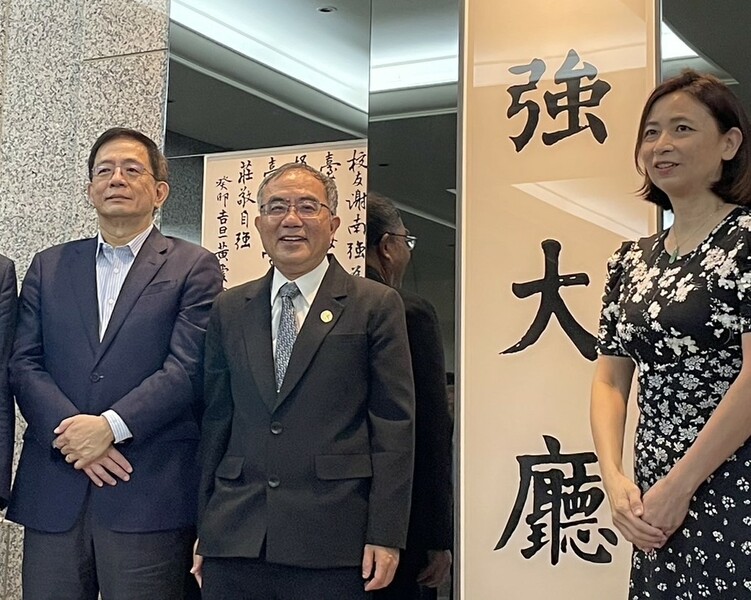 台大前校長管中閔(左起)、陳文章與謝國城姪女謝育如於16日於揭牌台大總圖新大廳。(Photo by 簡嘉佑/台灣醒報)