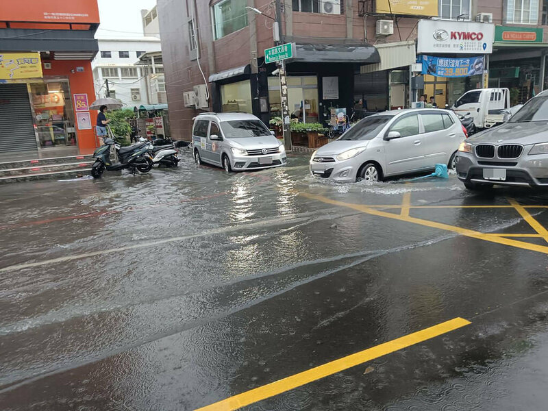 中央氣象局17日持續對高雄、屏東發布大雷雨即時訊息,圖為高雄市鳥松區本館路因滂沱大雨多處淹水。(中央社)