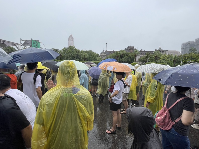 820「還路於民」大遊行20日於凱道舉行,下午突然下起暴雨。(Photo by 簡嘉佑/台灣醒報)