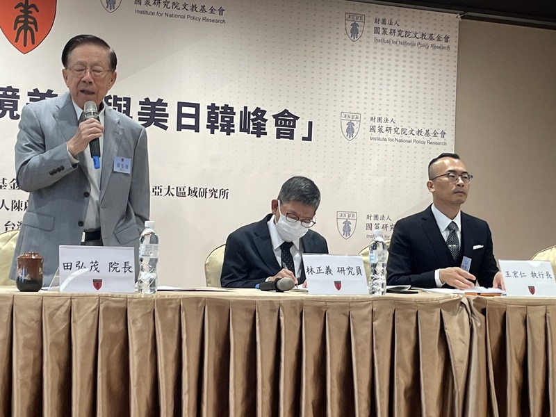 國策院院長田弘茂(左起)、中央研究院歐美所研究員林正義與成大政治系教授王宏仁21日於座談會探討副總賴清德訪美的議題。(Photo by 簡嘉佑/台灣醒報)