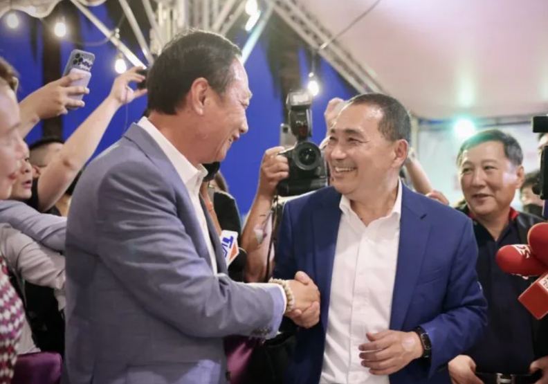 鴻海創辦人郭台銘(左)與2024國民黨總統參選人侯友宜(右)握手長達8秒。(侯友宜辦公室提供)