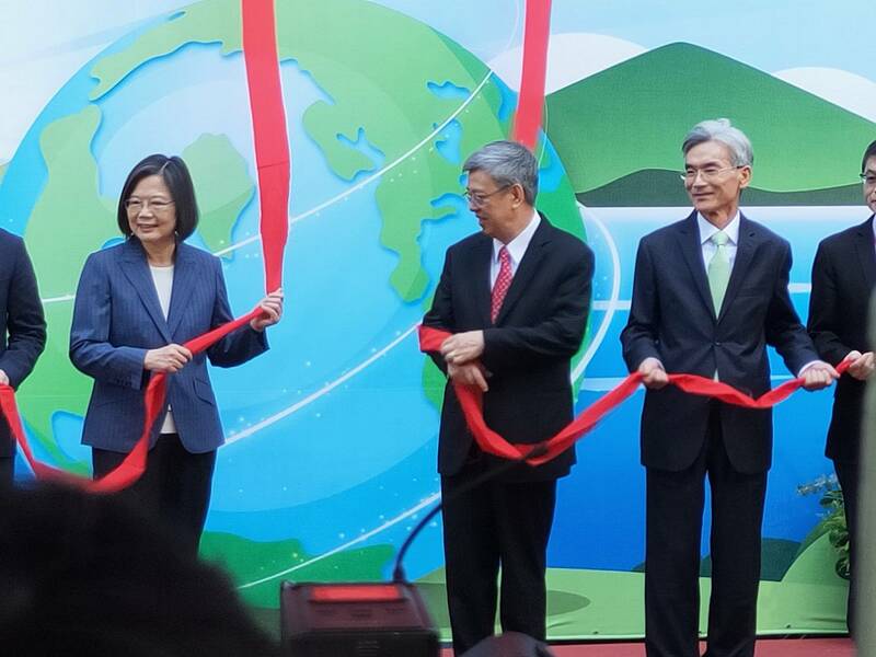 環境部22日揭牌成立,總統蔡英文、行政院長陳建仁等官員親臨揭牌典禮,盼政府擴大環境治理效能。(Photo by 呂翔禾/台灣醒報)