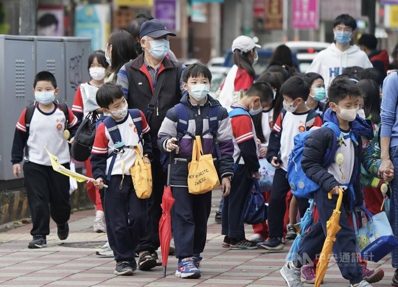 台灣連續3年人口負成長,新生兒人數也創統計以來新低。有家長10日在台北市北投區接小孩放學。(中央社)