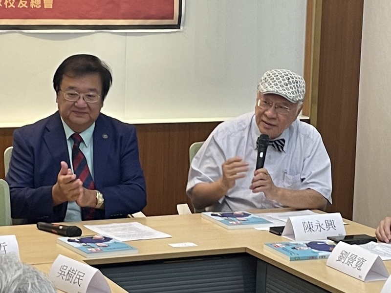 民進黨立委邱泰源(左)與召集人陳永興(右)23日召開記者會呼籲,將醫師杜聰明的誕辰訂定為台灣醫師節。(Photo by 簡嘉佑/台灣醒報)