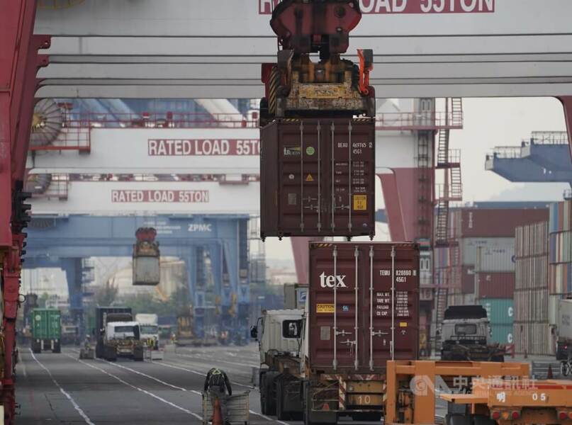 圖為高雄港區碼頭內貨櫃車卸貨。中國研擬取消ECFA(海峽兩岸經濟合作架協定),中台貿易恐豬羊變色。(中央社)