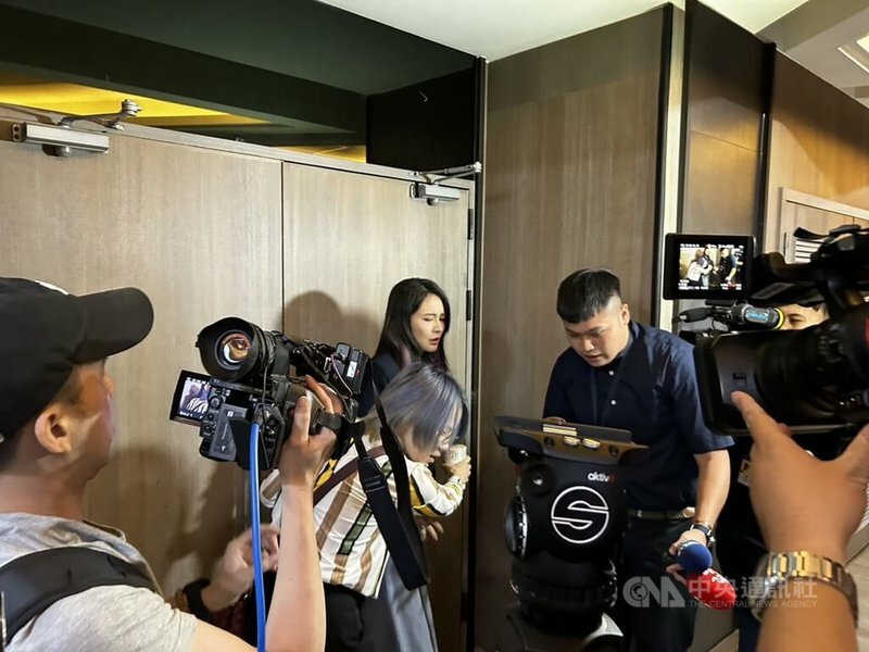 民進黨立委賴品妤近日的推擠爭議,引發各界討論媒體與政治人物互動的分際要如何拿捏。(中央社)