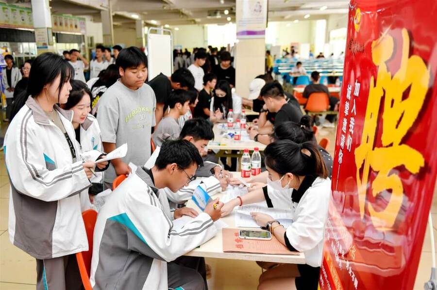 中國浙江省學生15日在招聘會上尋求實習就業機會。(中新社)