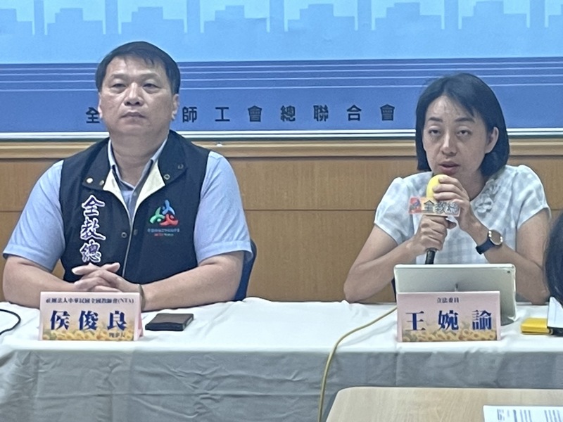 全教總理事長侯俊良(左)與時代力量立委王婉諭(右)29日於記者會指出代理教師薪資遭歧視的狀況。(Photo by 簡嘉佑/台灣醒報)