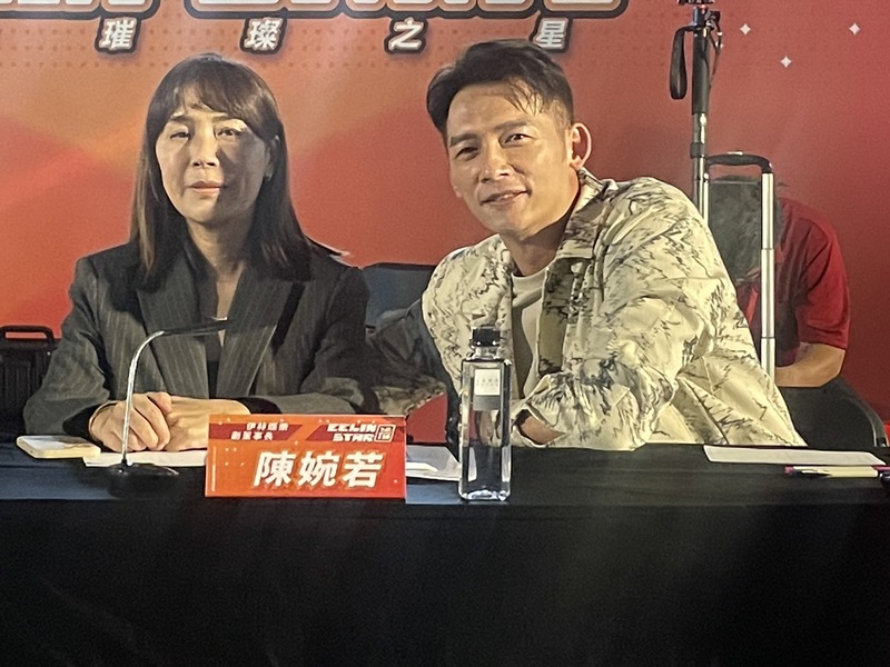演員溫昇豪(左)擔任伊林12屆璀璨之星選拔大賽的評審。(Photo by 簡嘉佑/台灣醒報)