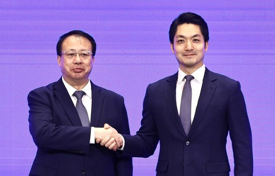 台北市長蔣萬安(左)與上海市長龔正(右)在舞台上合照。(台北市政府提供)