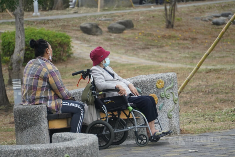 行政院31日宣布將調整申請「家庭照護移工」的門檻。(中央社)
